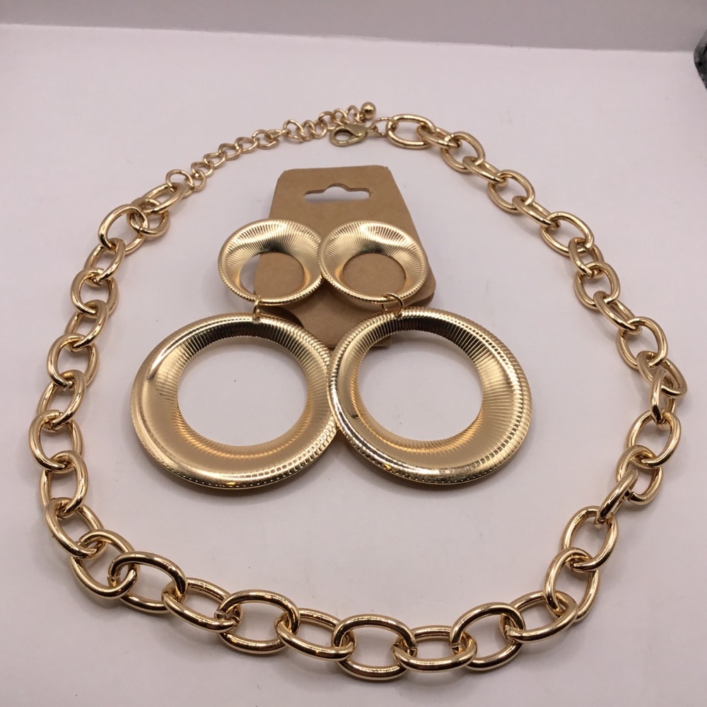 Vintage 1980’s Flashback. Gold Link Chain with Matching Earrings
